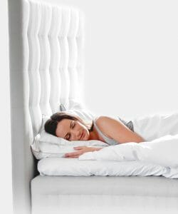 Žena spí fantasticky na posteli
